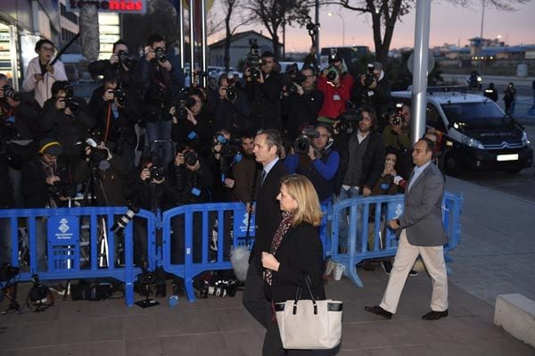 Un buen número de medios de comunicación se agolpan a las puertas del lugar en el que se desarrollará el juicio, la expectación es grande
