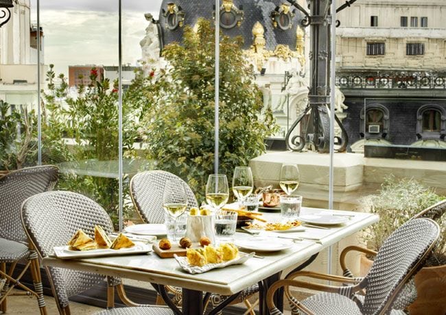 La terraza del restaurante 'Ático' ofrece espectaculares vistas de algunos de los edificios más emblemáticos del centro de Madrid.
