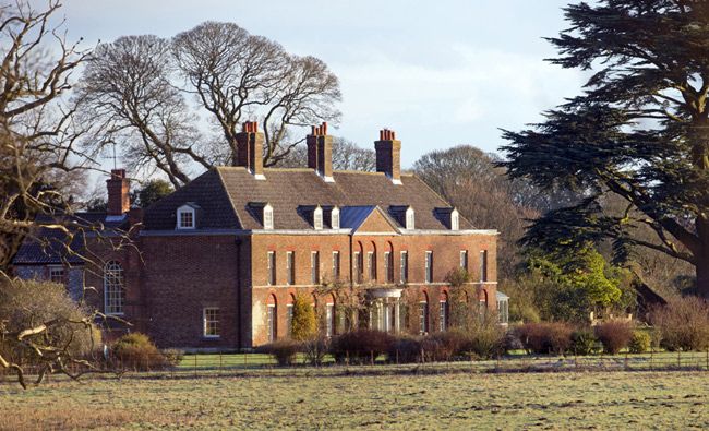 Anmer Hall, que se aloja en Sandringham -la propiedad de la Reina Inglaterra de 20.000 hectáreas-, ha sido sometida a una larga y cara restauración, estimada en casi un millón y medio de euros para dotar de grandes medidas de protección a la propiedad de estilo georgiano de diez dormitorios con el fin de mantenerla a salvo de intrusos y paparazzi
