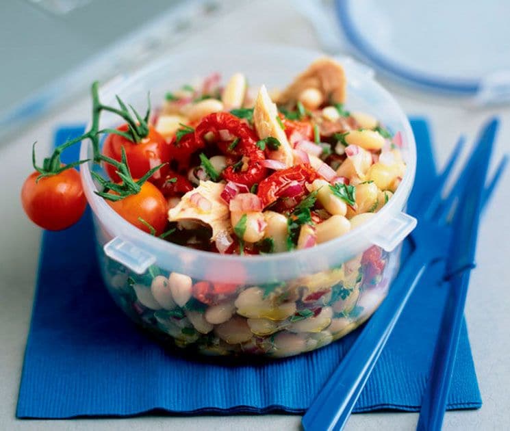 Ensalada de alubias, tomates secos y atún