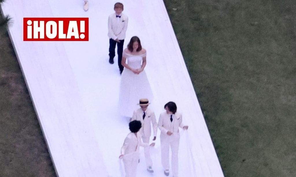 
La fiesta duró tres días. El ensayo tuvo lugar el viernes, para ver caminar a la novia el sábado hacia el altar. JLo llevó un vestido de Ralph Lauren couture hecho en Italia. La novia brilló con un tono blanco en el diseño de manga corta con volantes y cuello redondo. 
Un estilo de corte sirena, descubierto en la espalda y con holanes en la parte inferior que daba paso a una cola cubierta por el largo velo que ayudaron a cargar los hijos de ella, Max y Emme, acompañados por los hijos de él: Seraphina, Violet y Samuel.
