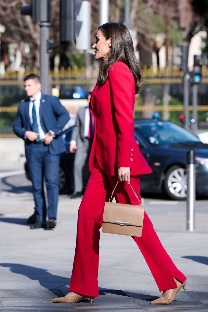 La reina Letizia llega al Banco de España en Madrid.