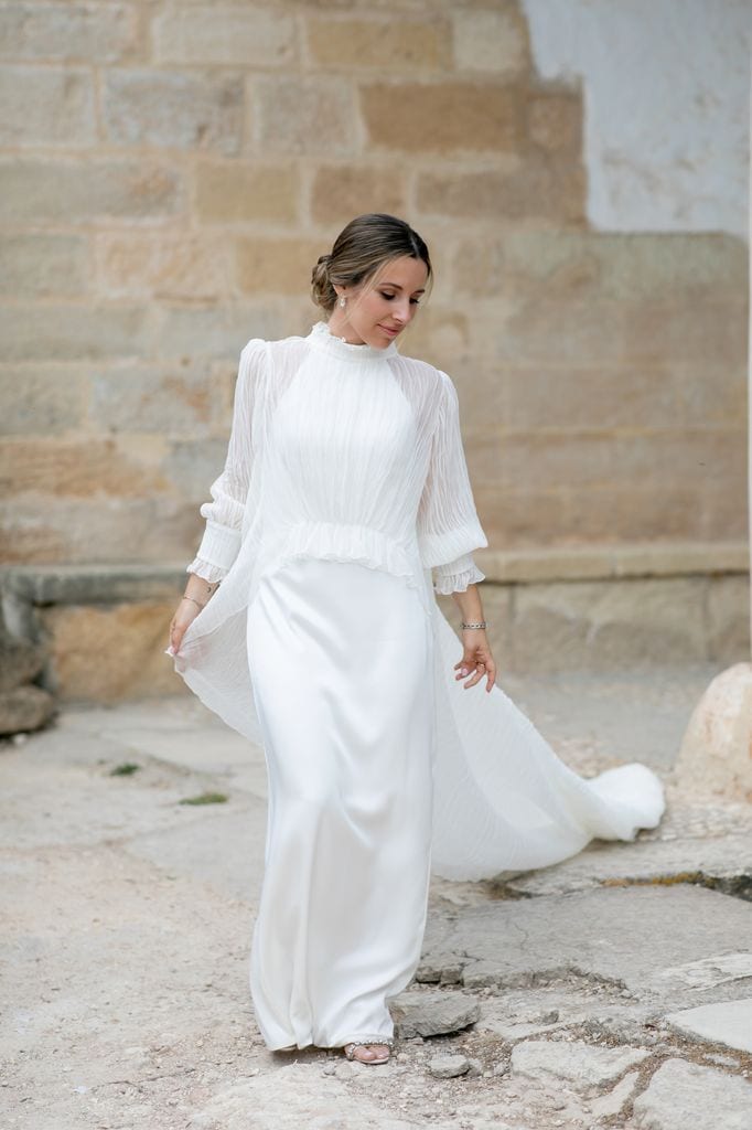 Vestido de novia con capa de Sara Omatos