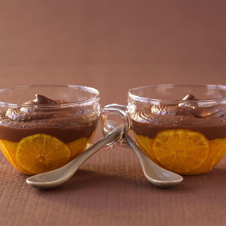 Vasitos de 'mousse' de chocolate y crema de mandarina