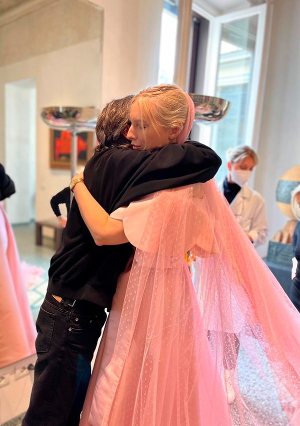 Pierpaolo Piccioli, director creativo de Valentino, abraza a Laura Brown, que lleva su vestido rosa de novia