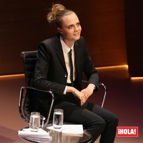 “Nunca sentí que fuera lo suficientemente buena, que mereciera el éxito. Sentía que estaba viviendo el sueño de otra persona. Kate Moss me ayudó en ese momento estresante de mi vida”, aseguró Cara Delevingne durante su intervención en la cumbre mundial Women in the World 
