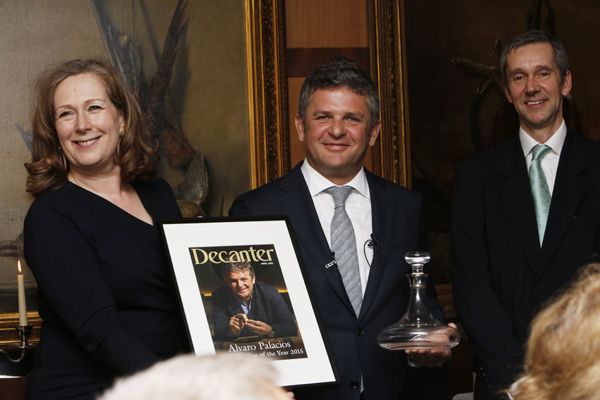 Álvaro Palacios (en el centro de la imagen) tras recibir el prestigioso galardón de manos de Sara Kemp, directora de Decanter. A la derecha, John Stimpfig, director de contenidos
