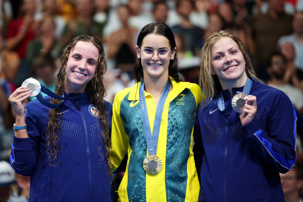 Las medallistas de oro Kaylee McKeown (centro), de plata Regan Smith (izq.) y de bronce Katharine Berkoff (dcha.) posan en el podio durante la ceremonia de entrega de medallas de natación de los JJ. OO. de París