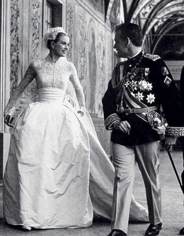 Tras renunciar sus derechos dinásticos en el príncipe Rainiero, sólo vuelve al Principado el día que su hijo contrae matrimonio con la actriz norteamericana Grace Kelly, el 18 de abril de 1956
