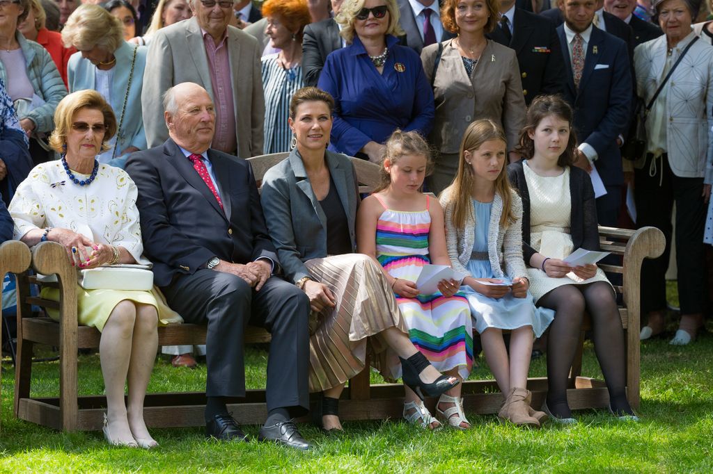 La princesa Martha Luisa junto a sus padres, la reina Sonia y el rey Harald, así como sus tres hijas, en 2017.