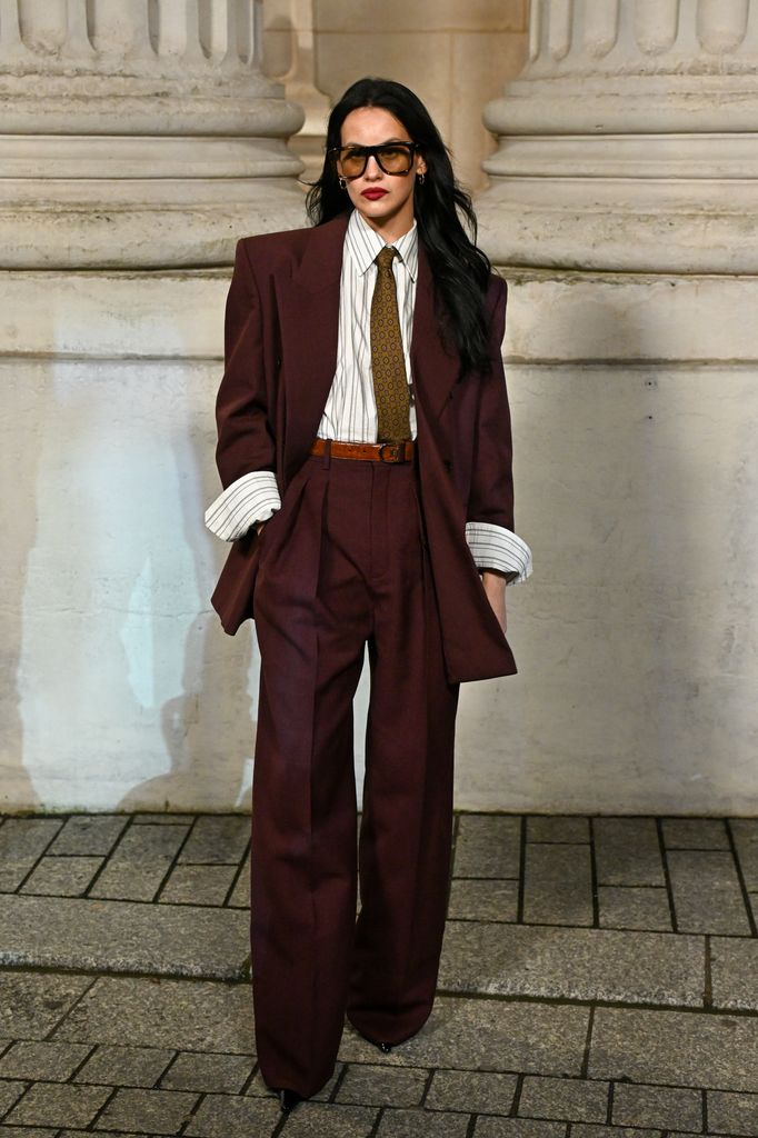 Milena Smit en el desfile de Saint Laurent Alta Costura París P/V 2025