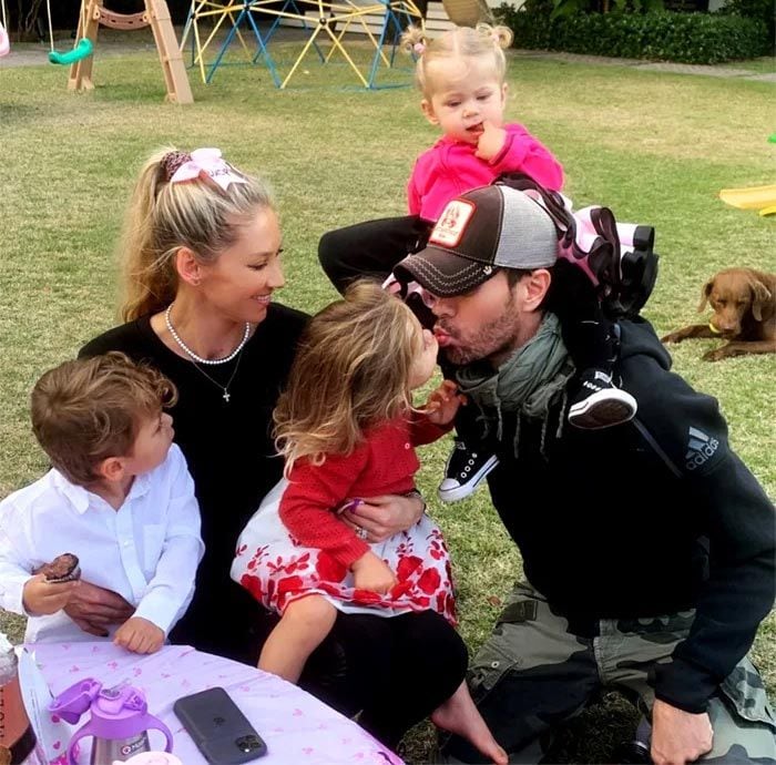 Enrique Iglesias con Anna Kournikova y sus tres hijos