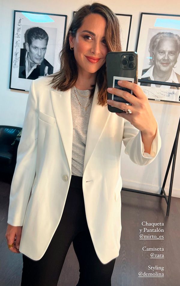 Tamara Falcó con camiseta básica de Zara y americana blanca