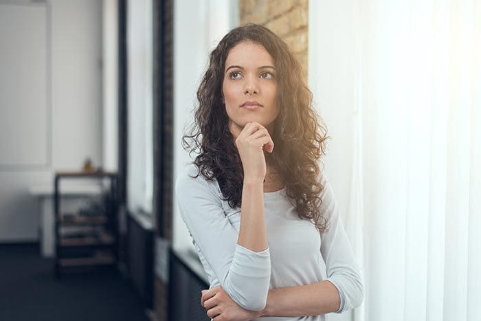 mujer pensativa