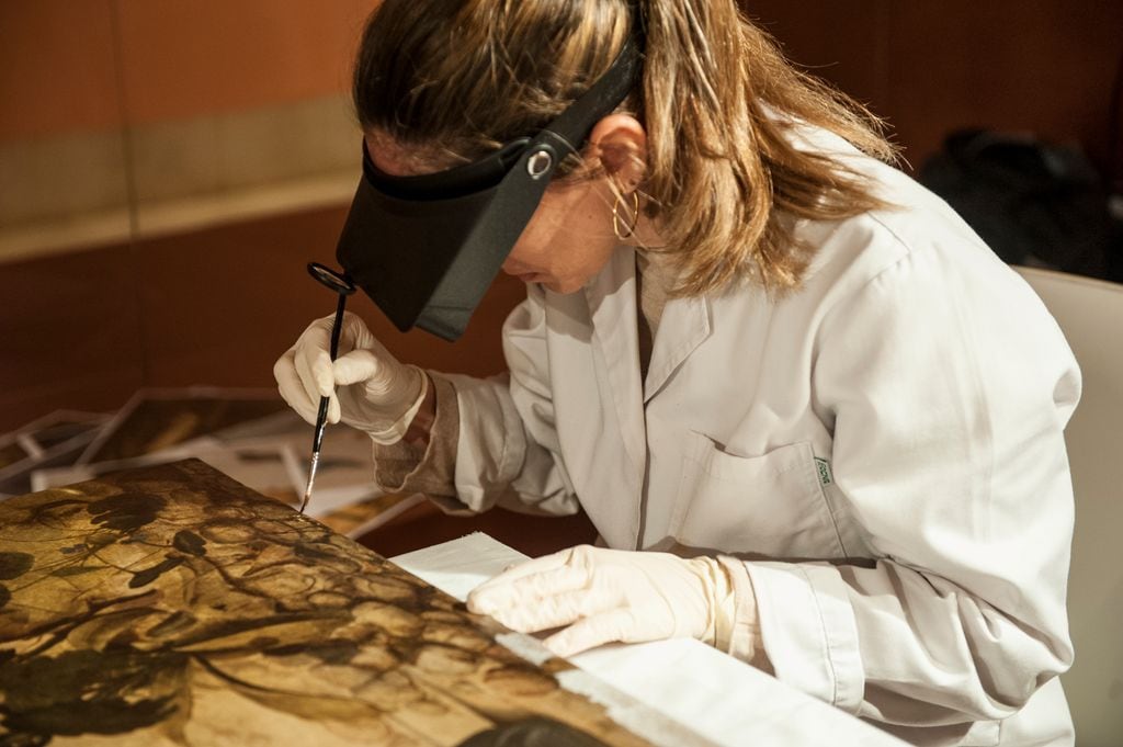 Alejandra Martos restaurando un cuadro en el Museo Thyssen de Madrid