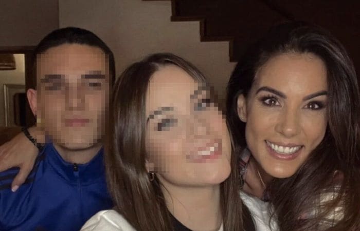 Alicia Senovilla junto a sus dos hijos 