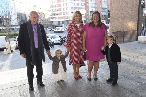 Caritina, que es la madrina del pequeño Santi, con sus hijos y sus padres, Carlos y Cari 