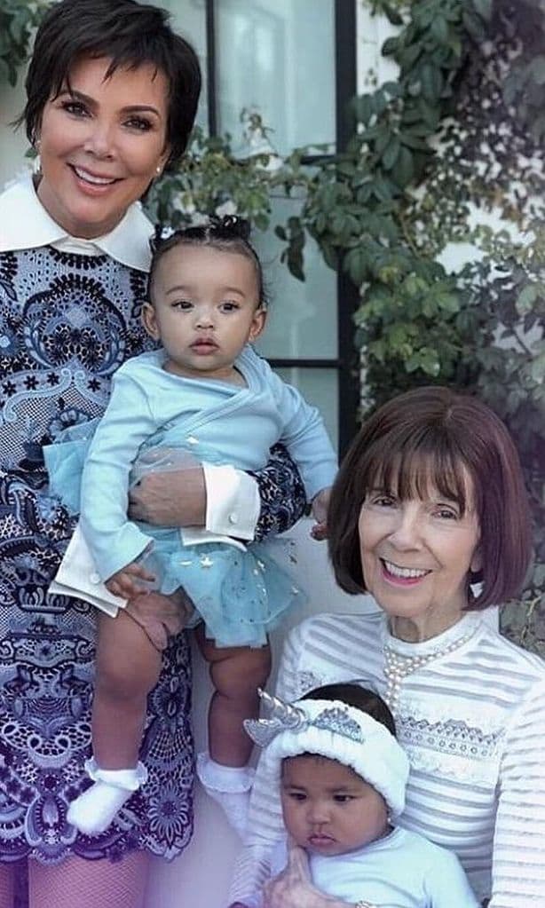 Kris Jenner con sus nietas