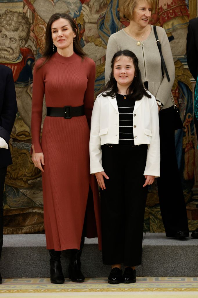 LA REINA LETIZIA CON VESTIDO DE PUNTO Y CINTURÓN