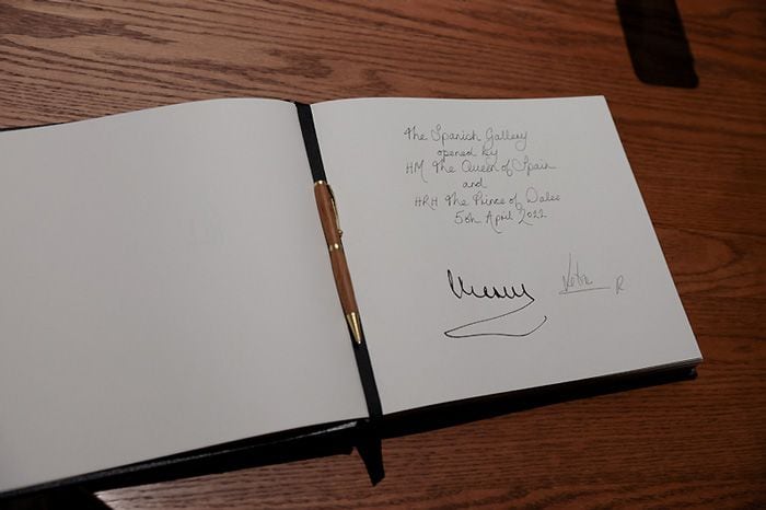 reina letizia firma en el libro de la Spanish Gallery