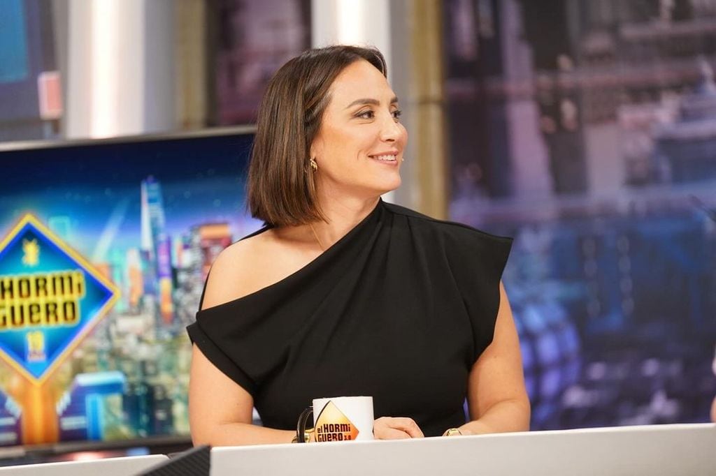 Tamara Falcó en 'El Hormiguero' con top asimétrico de Zara en color negro