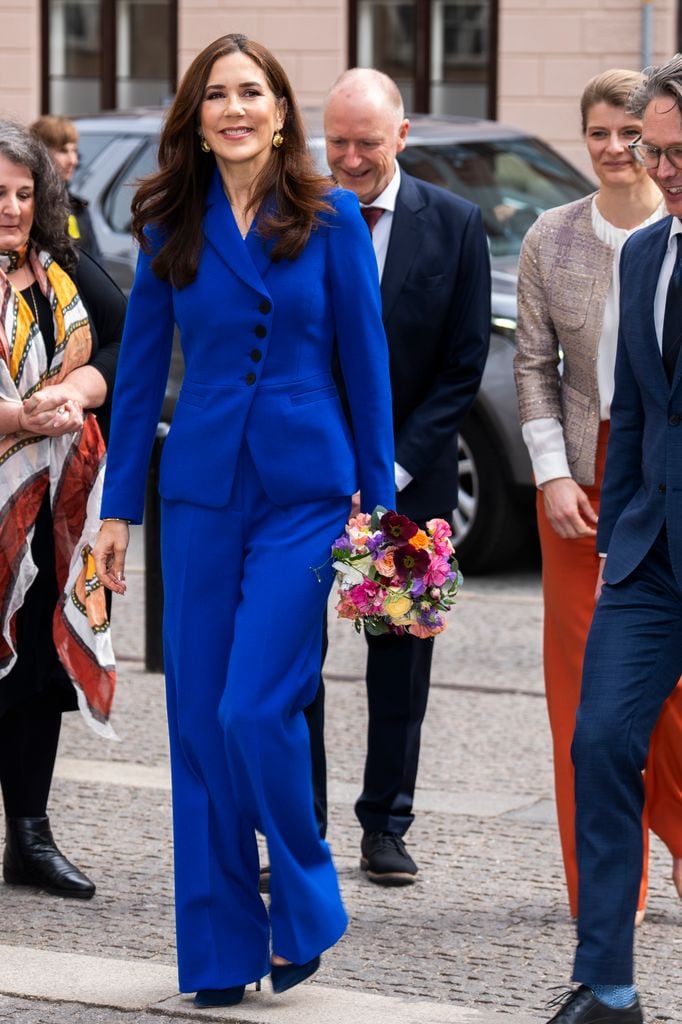 Mary de Dinamarca con traje de chaqueta azul