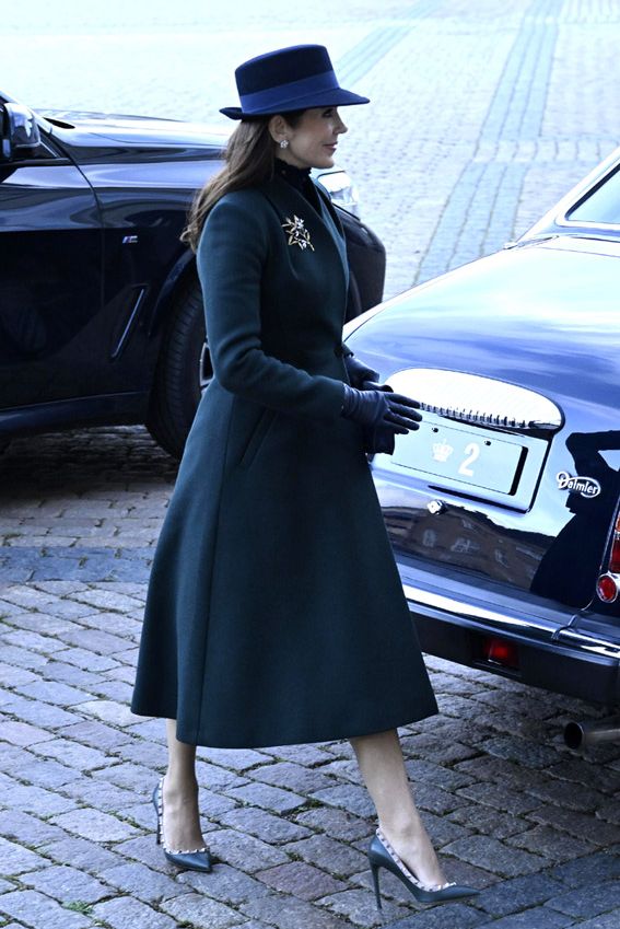 Mary de Dinamarca y su look inglés para recibir a los reyes Felipe y Letizia