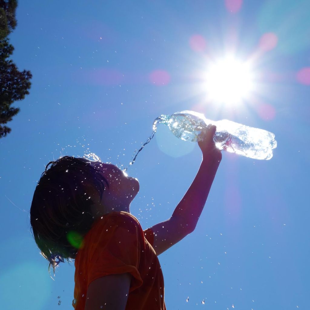 Niño bebe agua