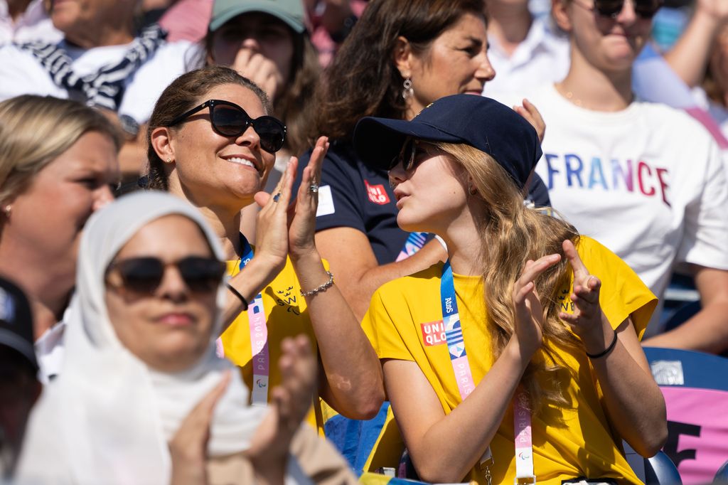 La princesa Estelle con su madre, la princesa Victoria de Suecia, en los Juegos Paralímpicos de París 2024