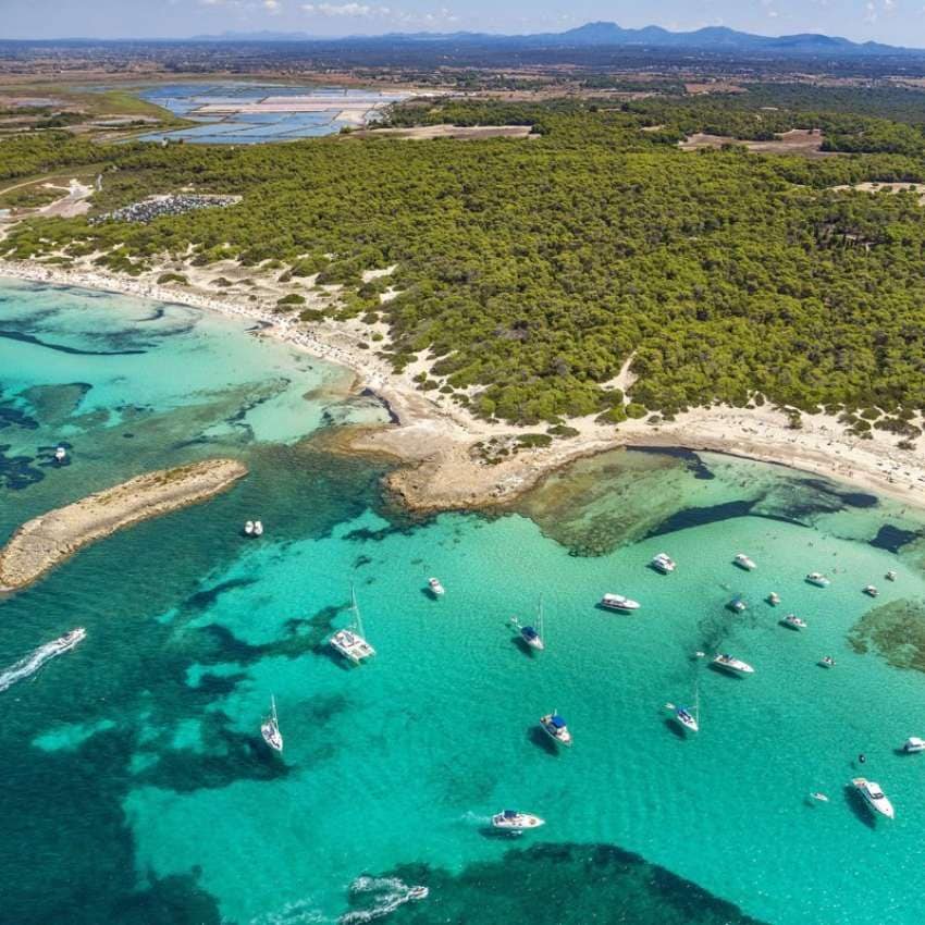 Panorámica de la playa virgen de Es Trenc y las salinas.