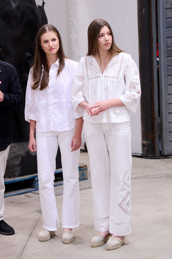 La princesa Leonor y la infanta Sofía en el estudio de Jaume Plensa 2024