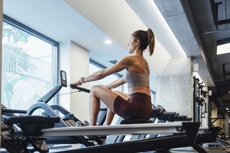 mujer maquina gimnasio