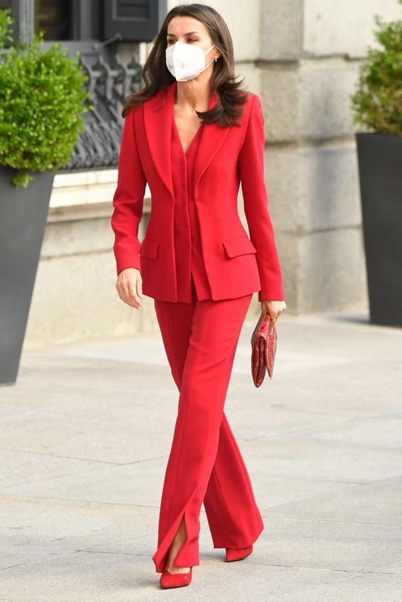 Doña Letizia con traje rojo 