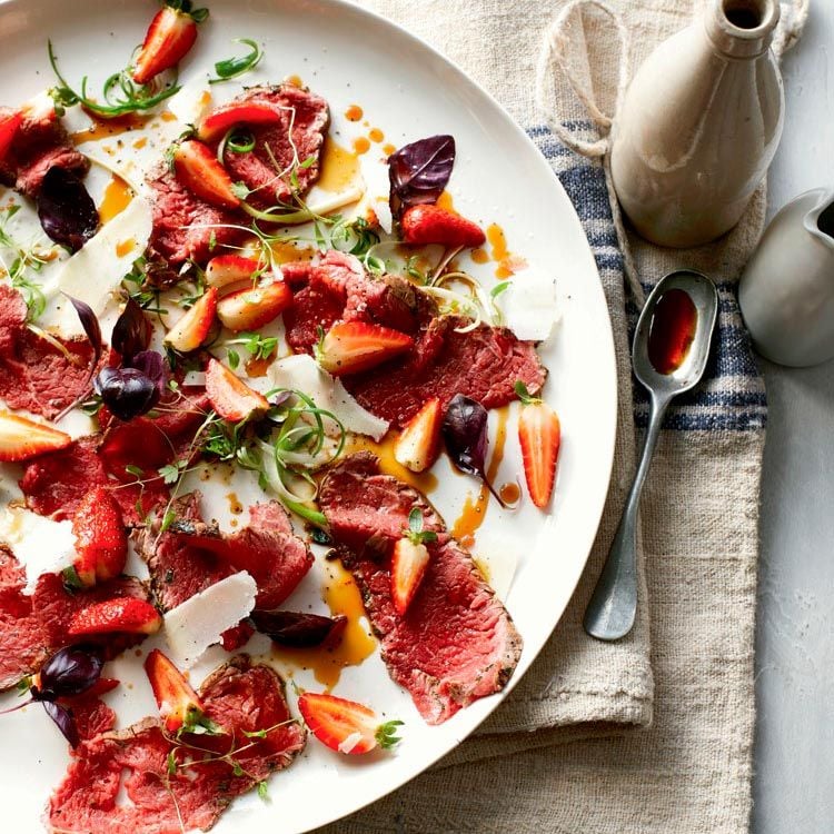 'Carpaccio' de buey con fresas