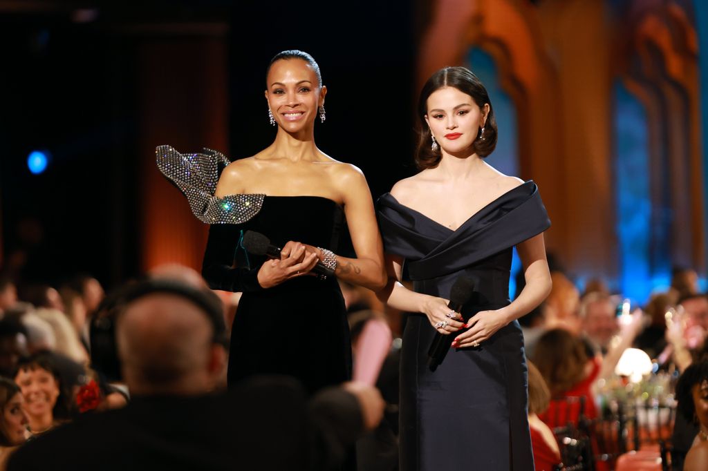 Zoe Saldana y Selena Gomez sobre el escenario de los SAG Awards 2025