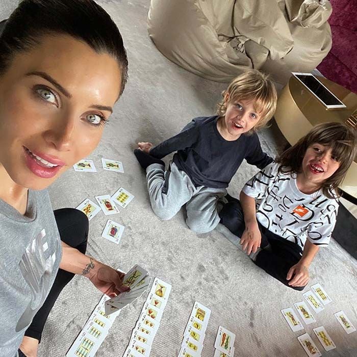 Estrategia y diversión para Pilar Rubio y sus hijos en su 'tarde de cartas'