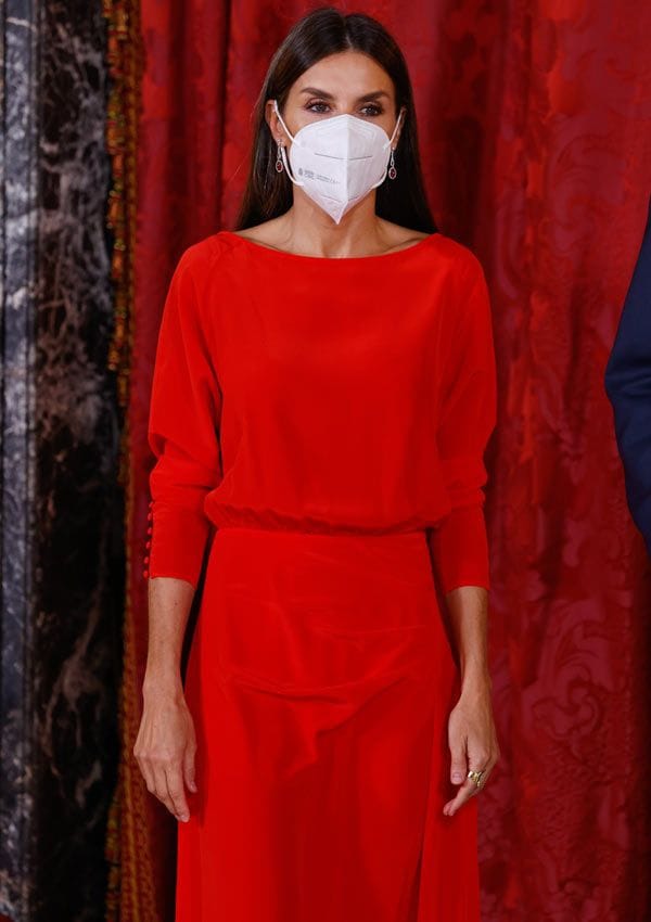 Reina Letizia con look rojo