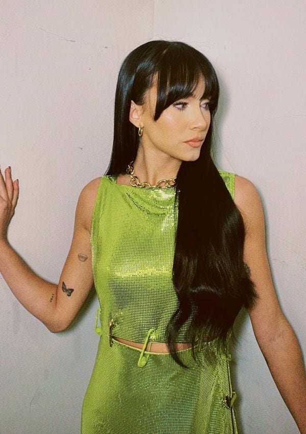 Aitana con vestido verde metalizado