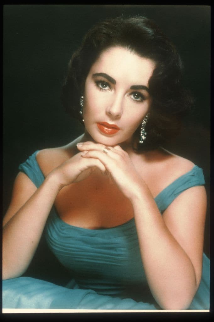 Elizabeth Taylor de joven posando ante la cámara