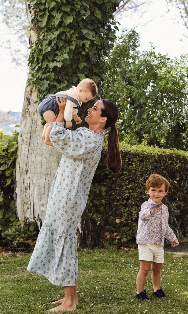 HONINOS. MARTINA JÁUDENS Y MARÍA FERNÁNDEZ-RUBÍES JUNTO A SUS HIJOS