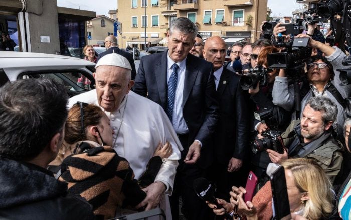 Papa Francisco abraza a una fiel 
