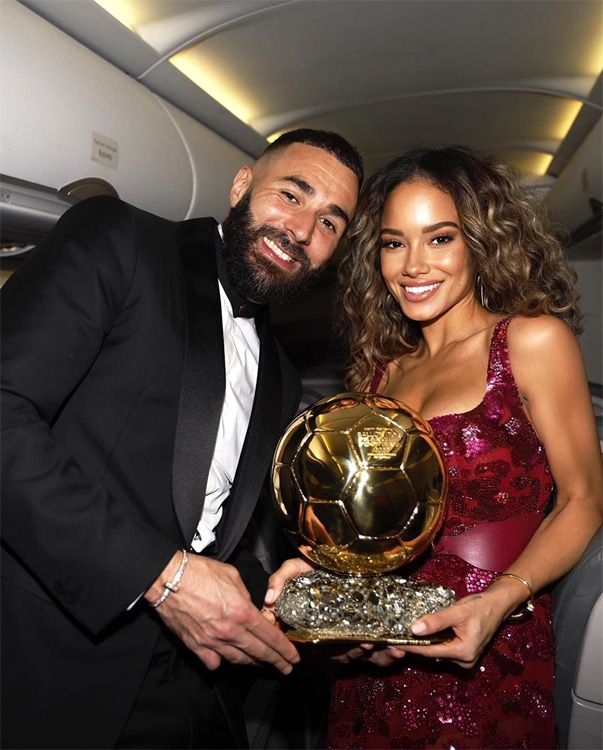 Karem y Jordan posan con el Balón de Oro