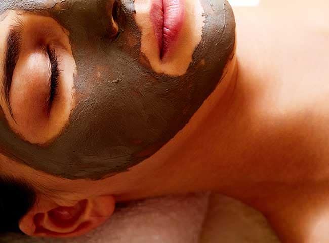 Mujer con mascarilla