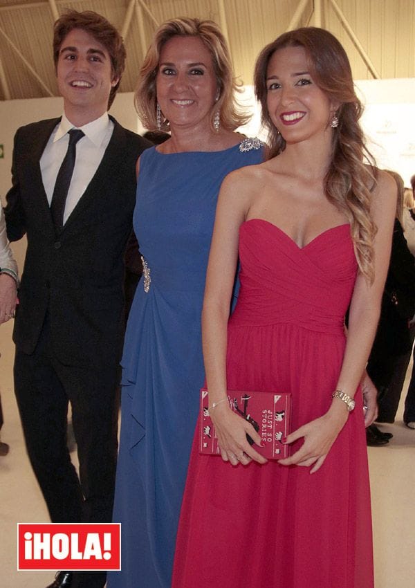 Marta Palatchi, junto a su madre y su hermano Alberto