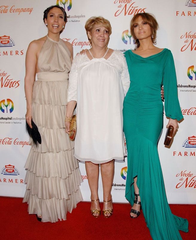 Jennifer Lopez junto a su madre y su hermana Lynda 