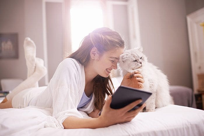 mujer con un gato