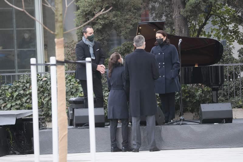 Reyes Felipe y Letizia con Luz Casal