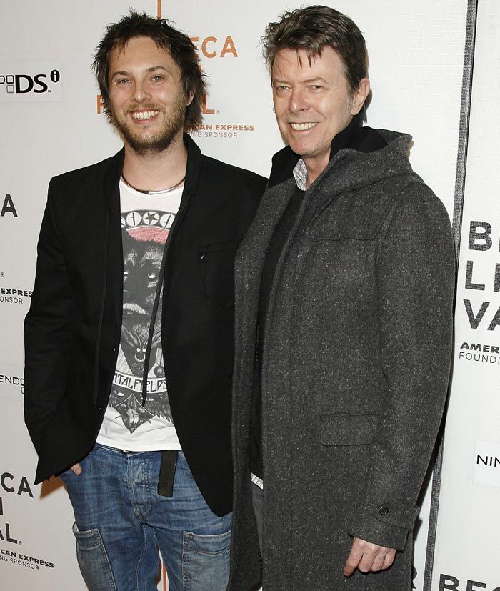 Duncan y su padre estaban muy unidos, de hecho cuando Bowie se separó de su madre Angie, el niño, entonces tenía 10 años, se quedó a vivir con el artista
