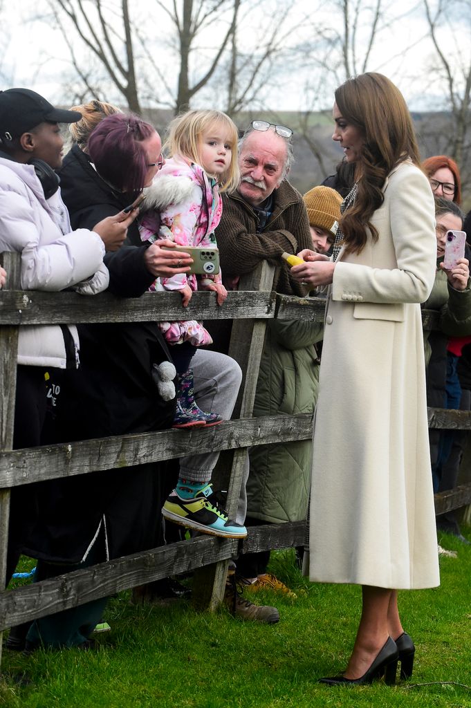 meta title: La princesa Kate se detiene para hablar con una niña que la saludó