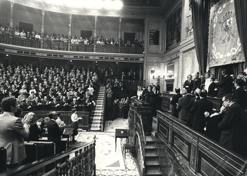 Los reyes Juan Carlos y Sofía fueron recibidos entre grandes aplausos por parte de los Diputados y Senadores, así como por las personalidades y el público invitado que ocupaban las tribunas, todos puestos en pie © Congreso de los Diputados
